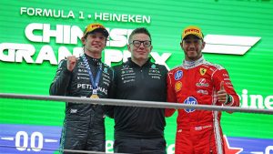 Momen Bono, Kimi Antonelli & Lewis Hamilton Berfoto di Podium