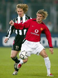 Aksi Pavel Nedved vs David Beckham Liga Champions 2003