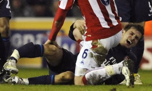 Aaron Ramsey cedera patah kaki lawan Stoke City 2010