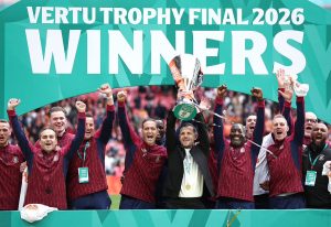 Jack Wilshere mengangkat trofi EFL Trophy 2026 bersama Luton Town.