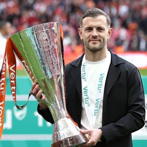 Jack Wilshere mengangkat trofi EFL Trophy 2026 bersama Luton Town.
