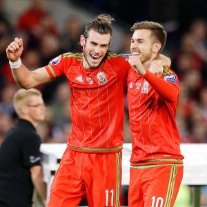 Gareth Bale dan Aaron Ramsey saat merayakan kemenangan tim nasional Wales